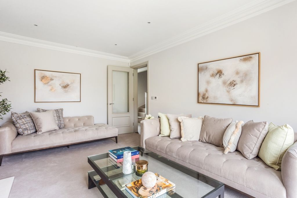 Property photo 3 of 16 12A Kingswood 325...