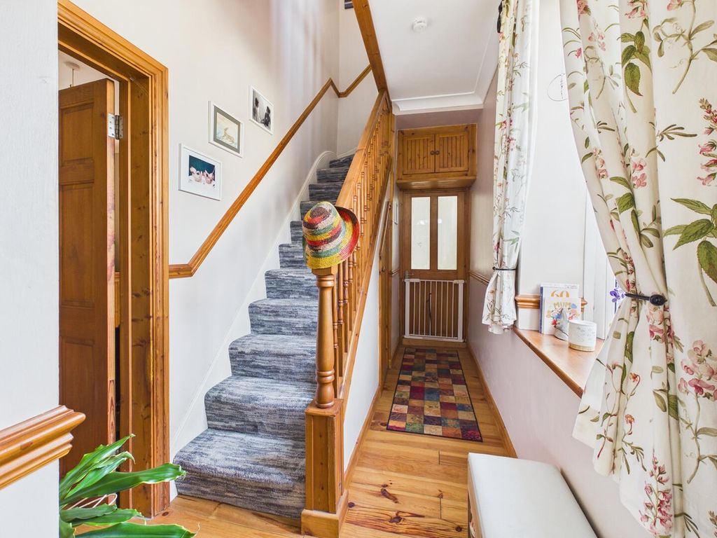 Property photo 2 of 17 Hallway