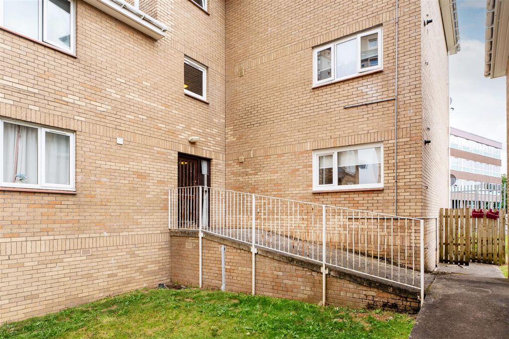 Property photo 2 of 17 7Grangecrt-16.Jpg