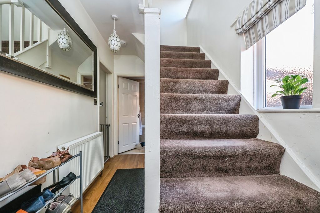 Property photo 2 of 15 Entrance Hall