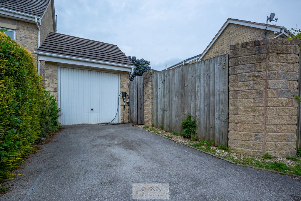 Property photo 2 of 27 Garage
