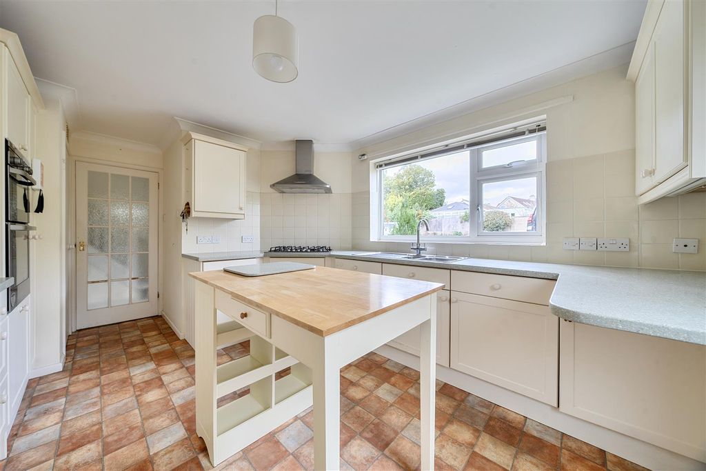 Property photo 2 of 19 Kitchen