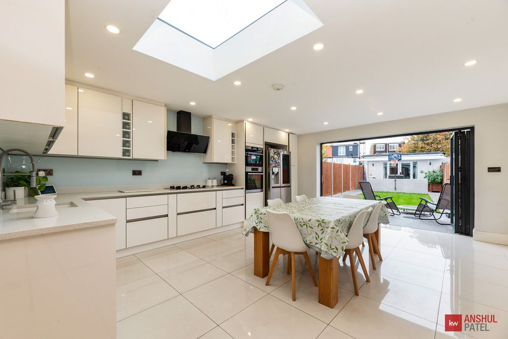 Property photo 3 of 31