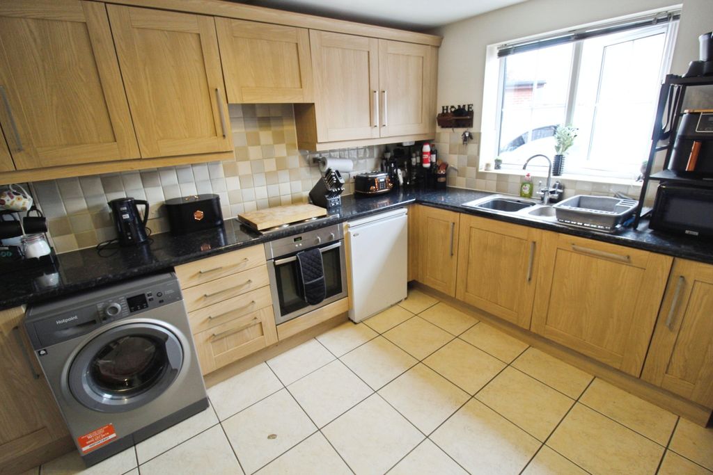 Property photo 2 of 12 Kitchen