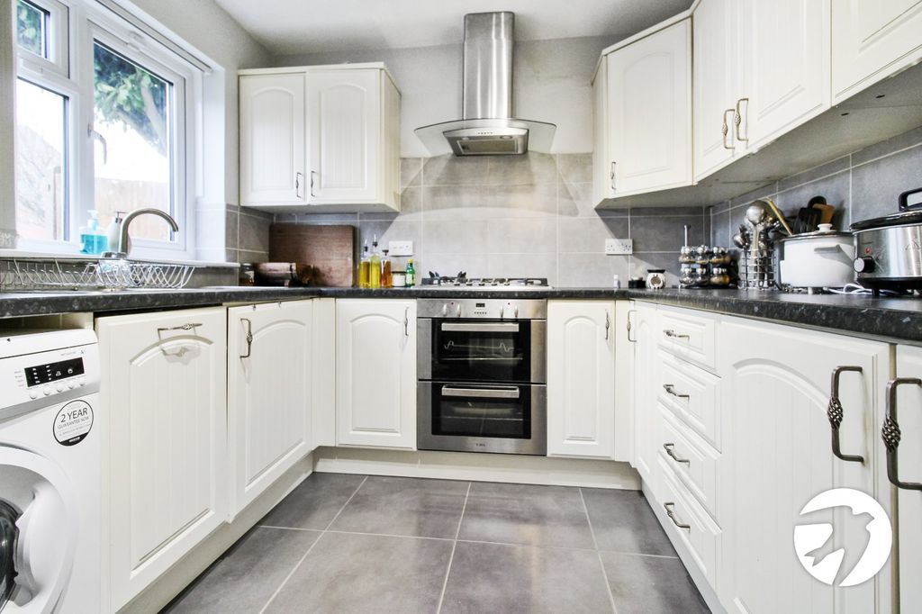 Property photo 3 of 12 Kitchen