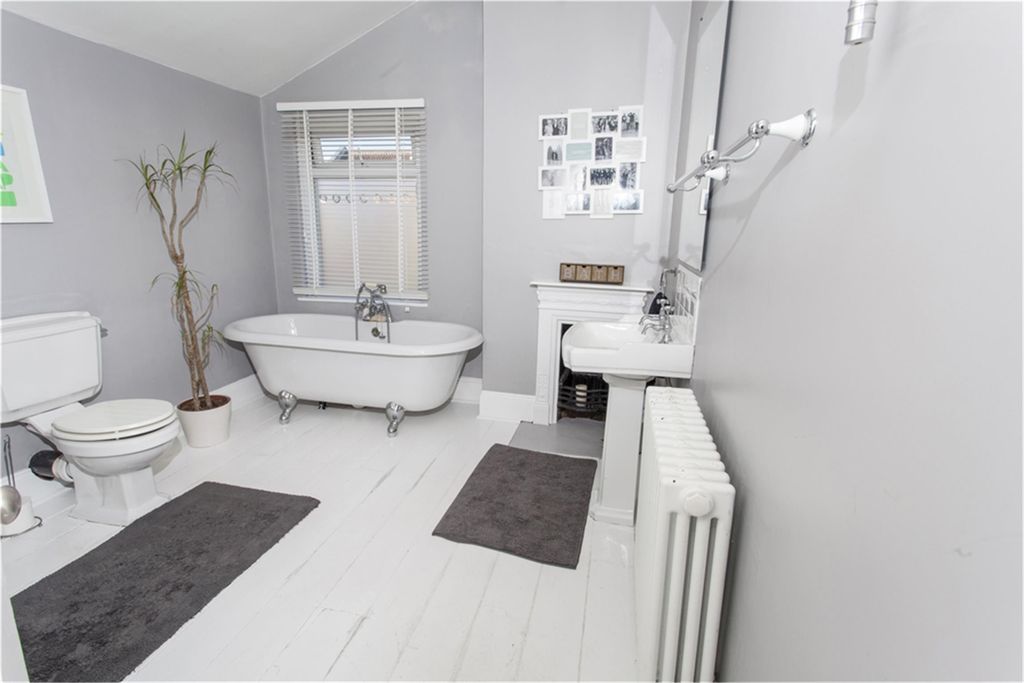Property photo 2 of 7 Bathroom