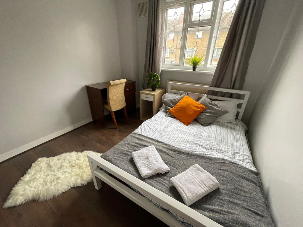 Property photo 3 of 11 Room 2- £680 Available From 01/12/2026