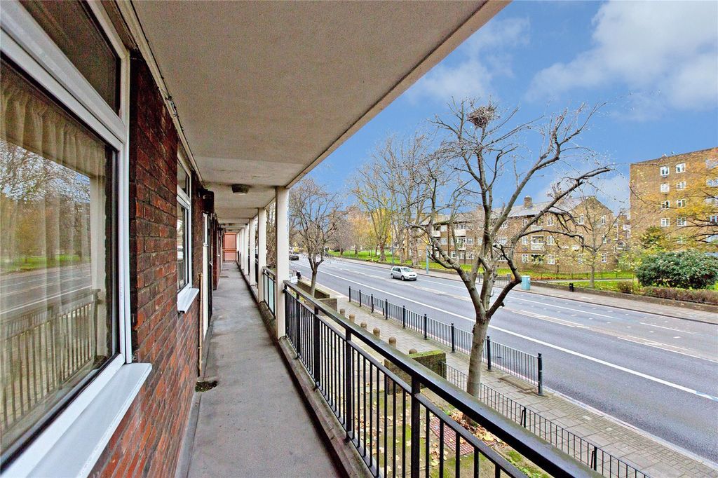 Property photo 3 of 10 Entrance/Landing