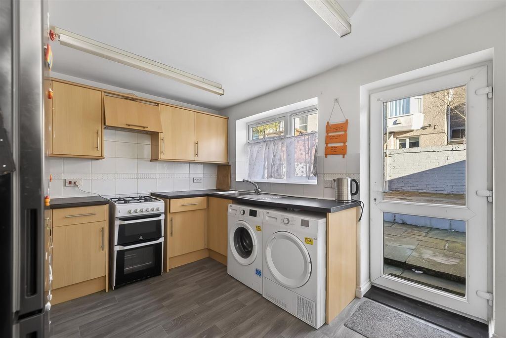 Property photo 3 of 17 Kitchen