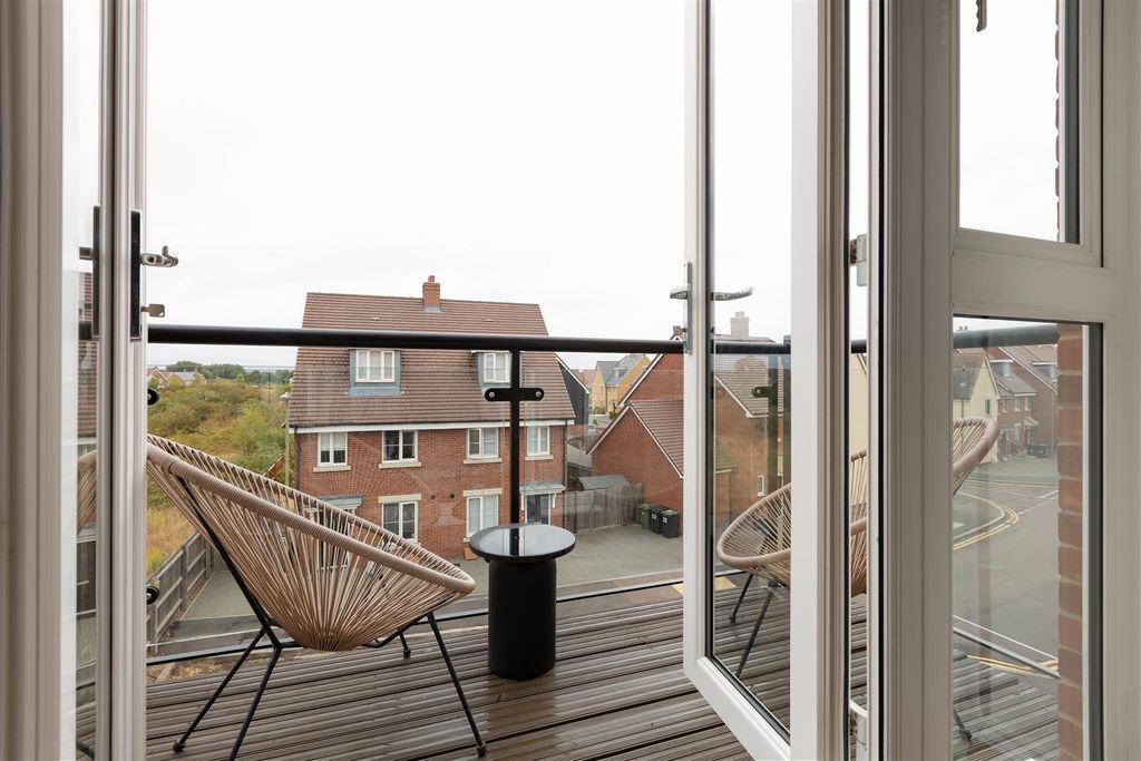Property photo 3 of 14 Balcony