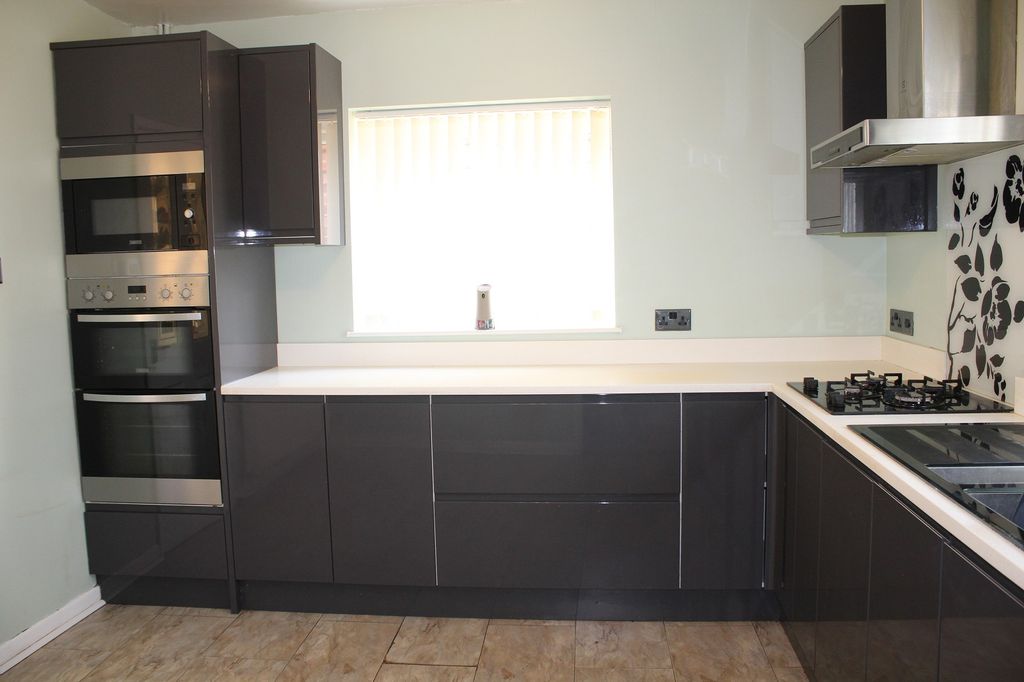 Property photo 3 of 9 Fitted Kitchen Picture 2