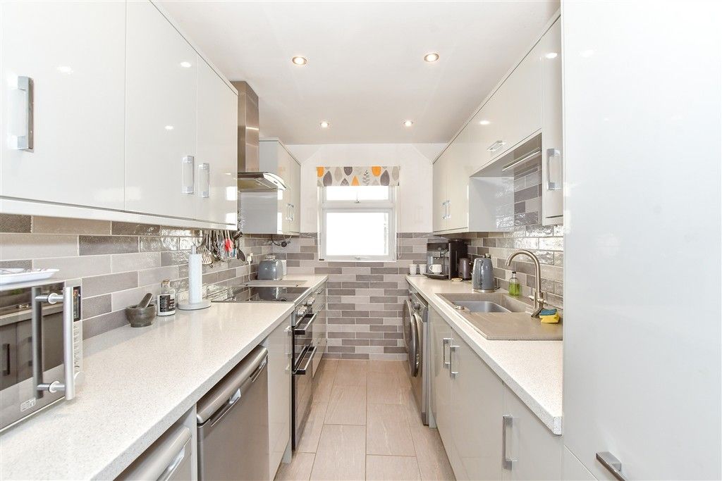 Property photo 3 of 9 Kitchen