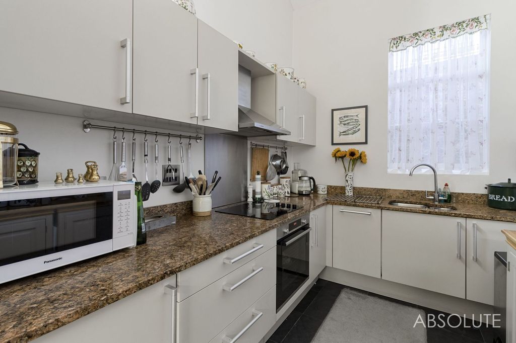 Property photo 2 of 27