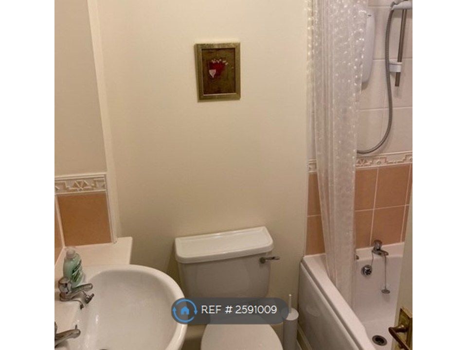 Property photo 3 of 9 Bathroom