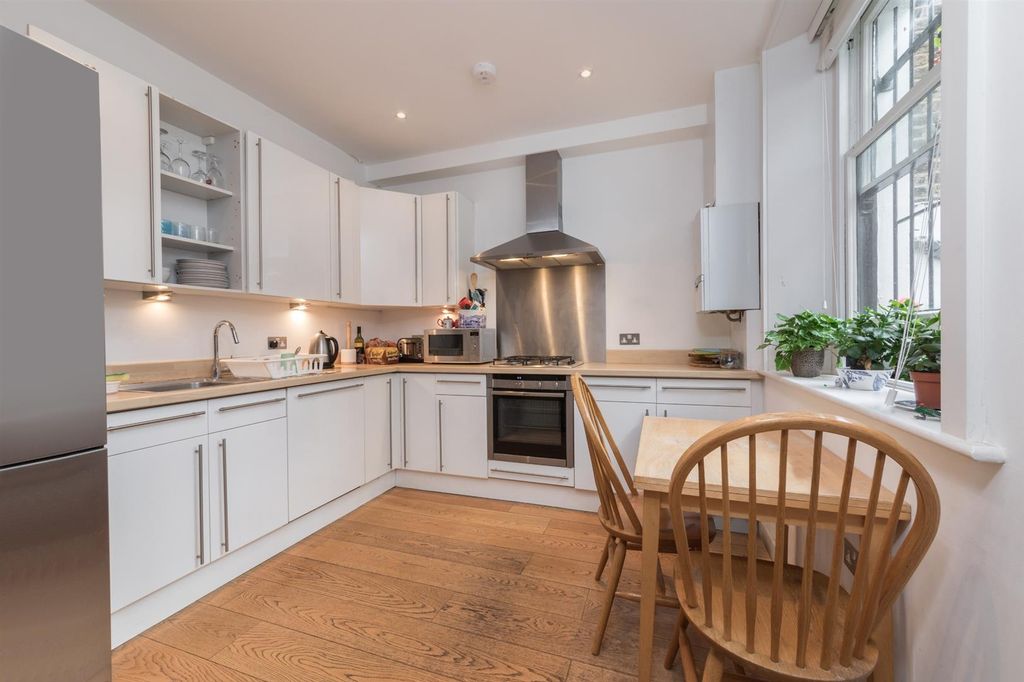 Property photo 2 of 7 Kitchen: