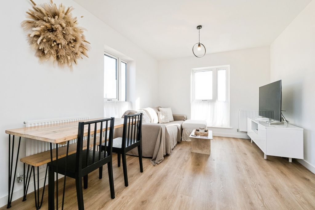 Property photo 3 of 18 Pbox-Img.Jpg