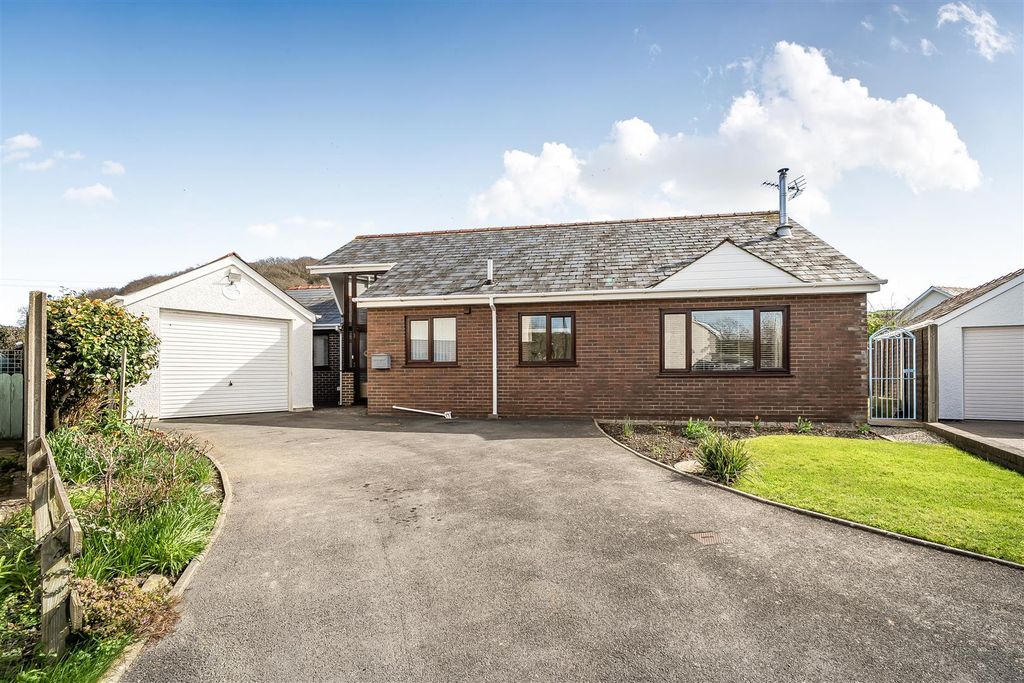 Property photo 2 of 21 Garage