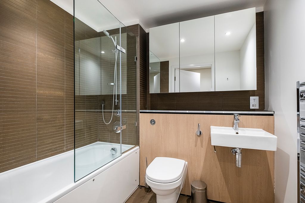Property photo 2 of 10 Bathroom