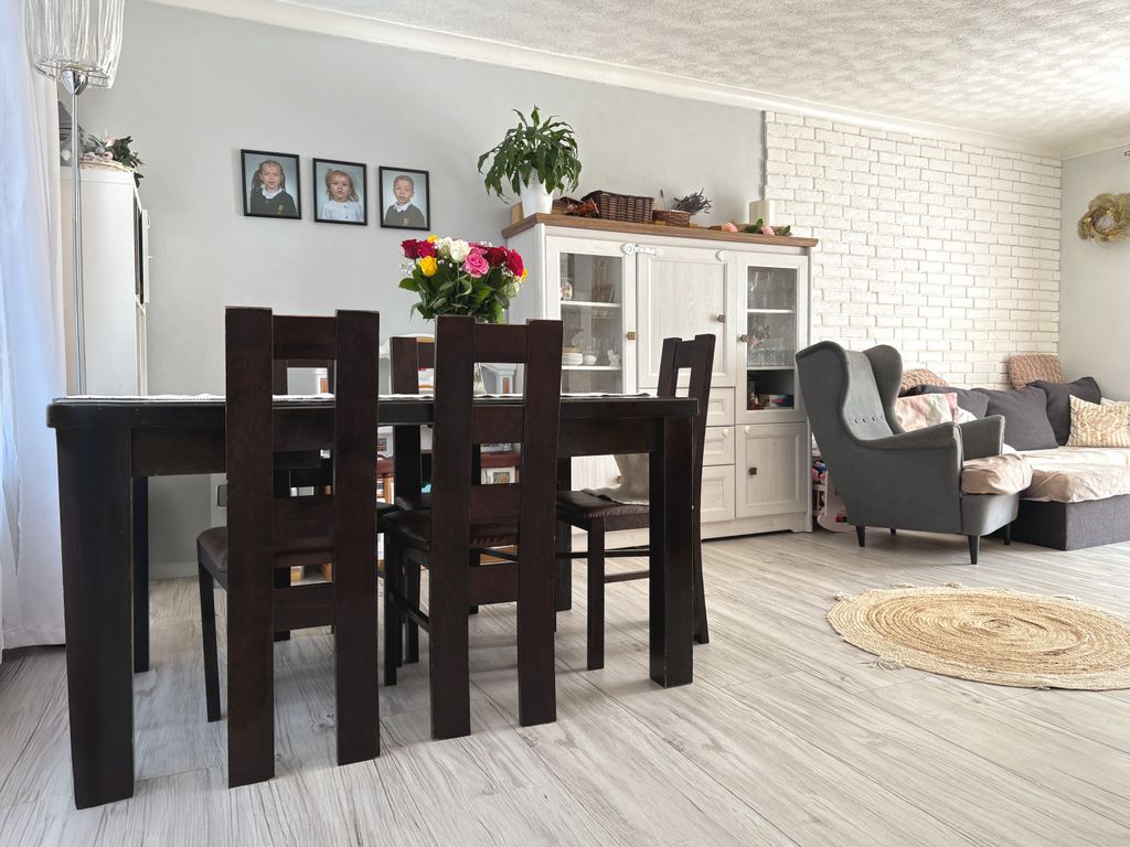 Property photo 3 of 25 02. Living Dining Room (2)