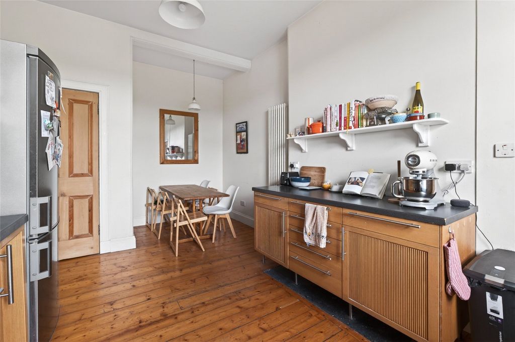 Property photo 3 of 18 Raeburn Place