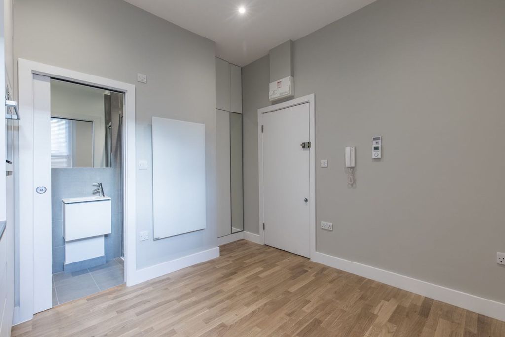 Property photo 3 of 9 Bedroom