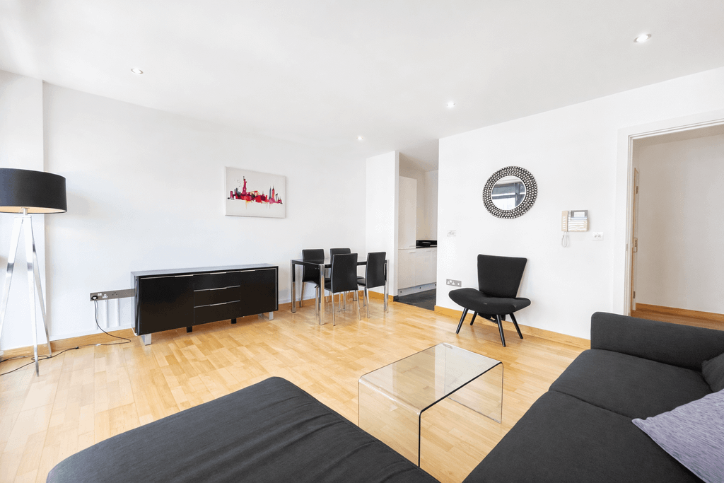 Property photo 3 of 12 Lounge