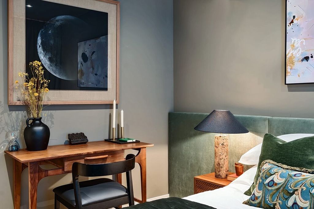 Property photo 3 of 7 Ebury