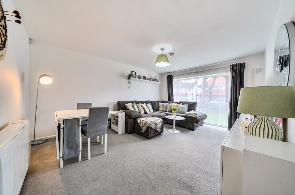 Property photo 2 of 10 Lounge10