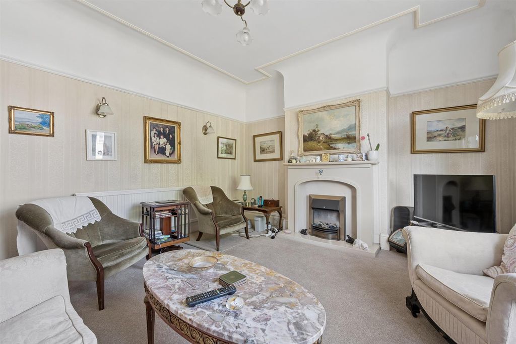 Property photo 3 of 33 Front Lounge
