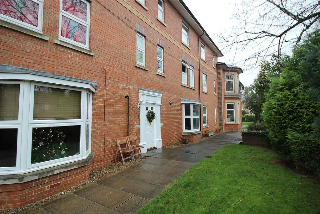 Property photo 1 of 9 Externally