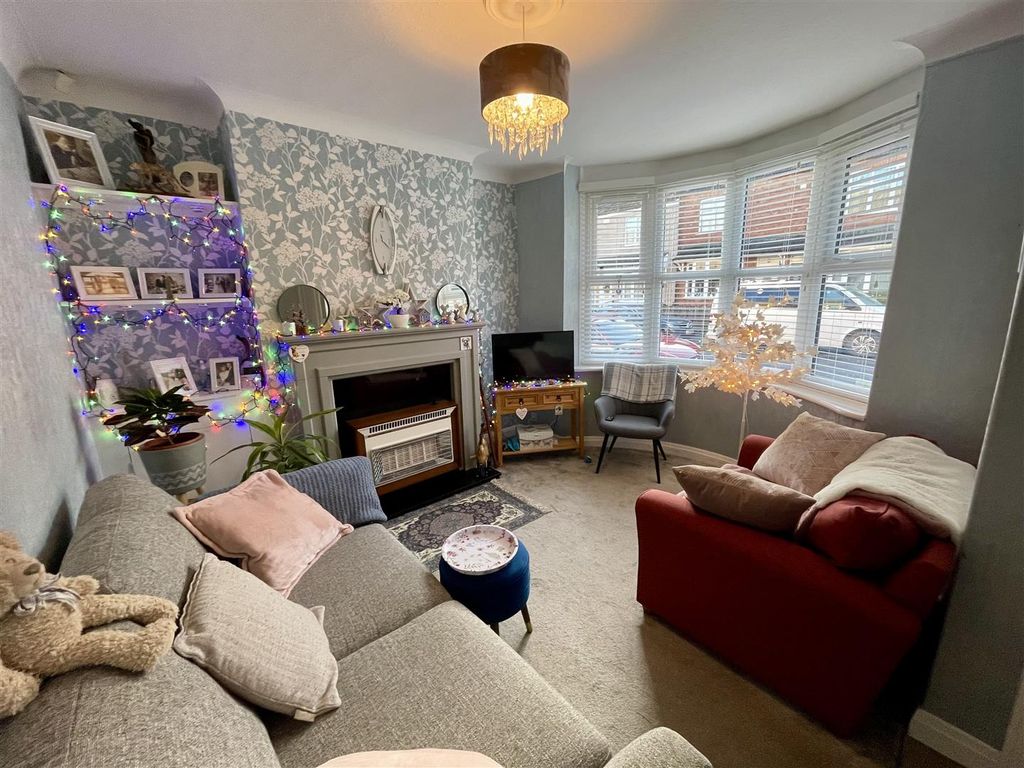 Property photo 2 of 8 Lounge