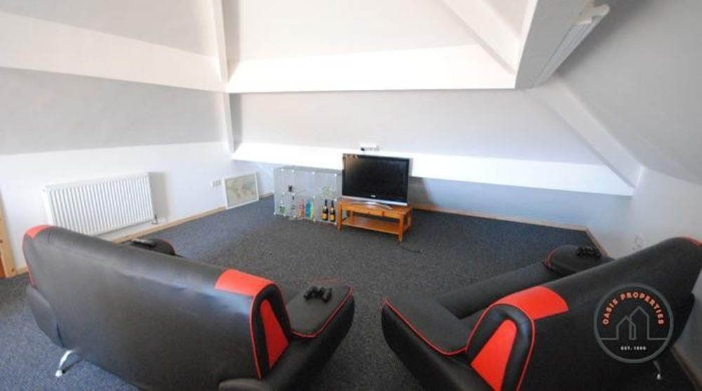 Property photo 1 of 5 A Cozy Cinema Room Equipped With Comfortable Seati...