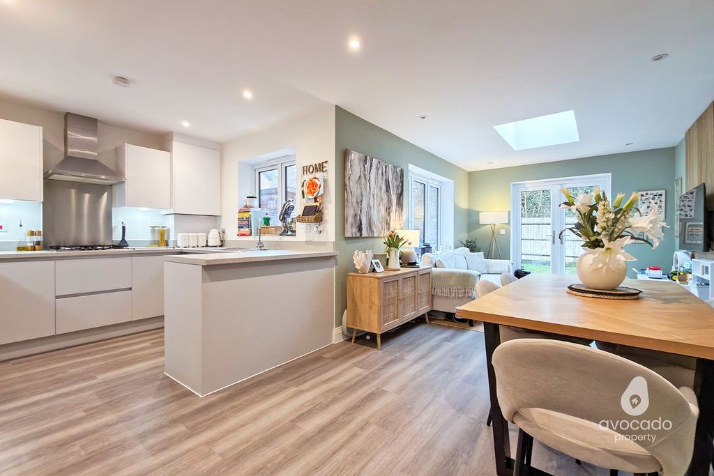 Property photo 2 of 18 4846584