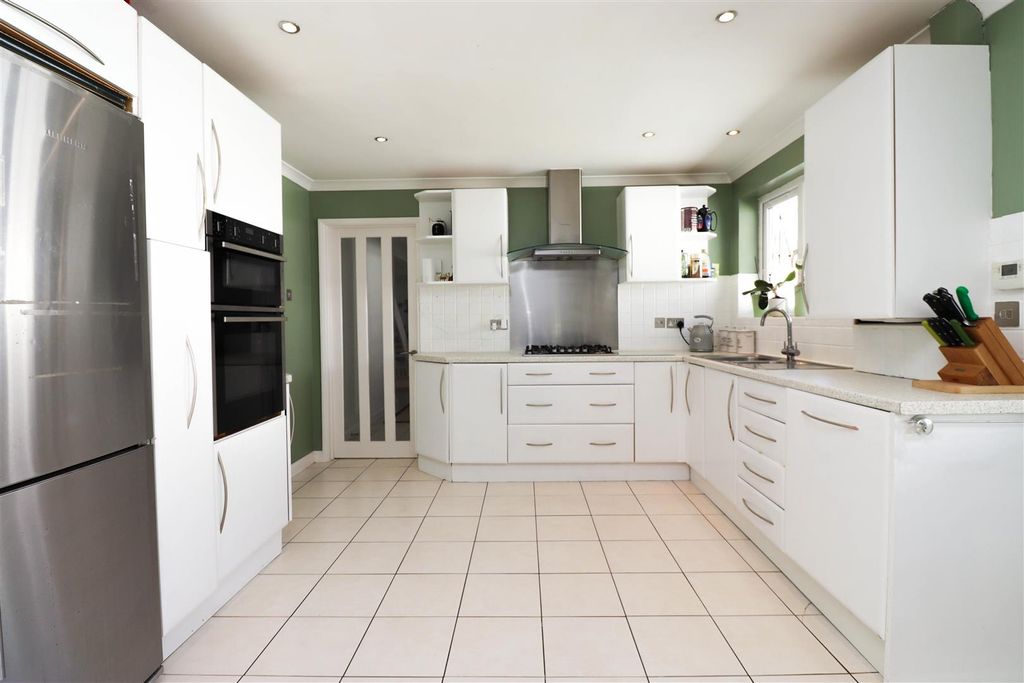 Property photo 3 of 21 Kitchen