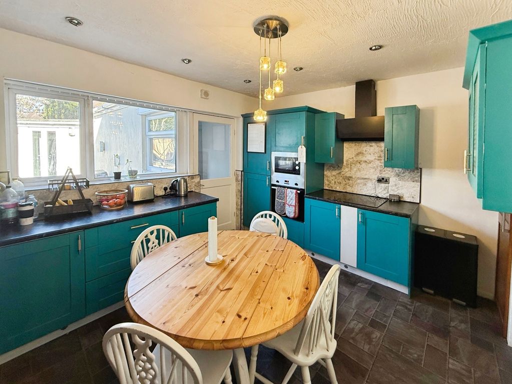 Property photo 3 of 19 Kitchen