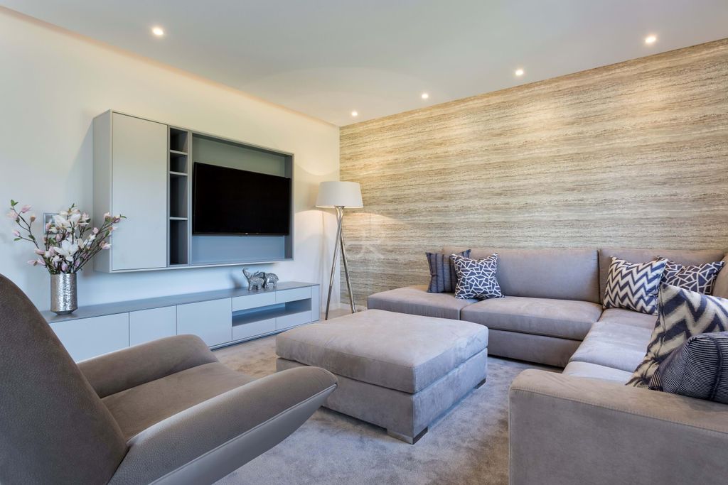 Property photo 2 of 13