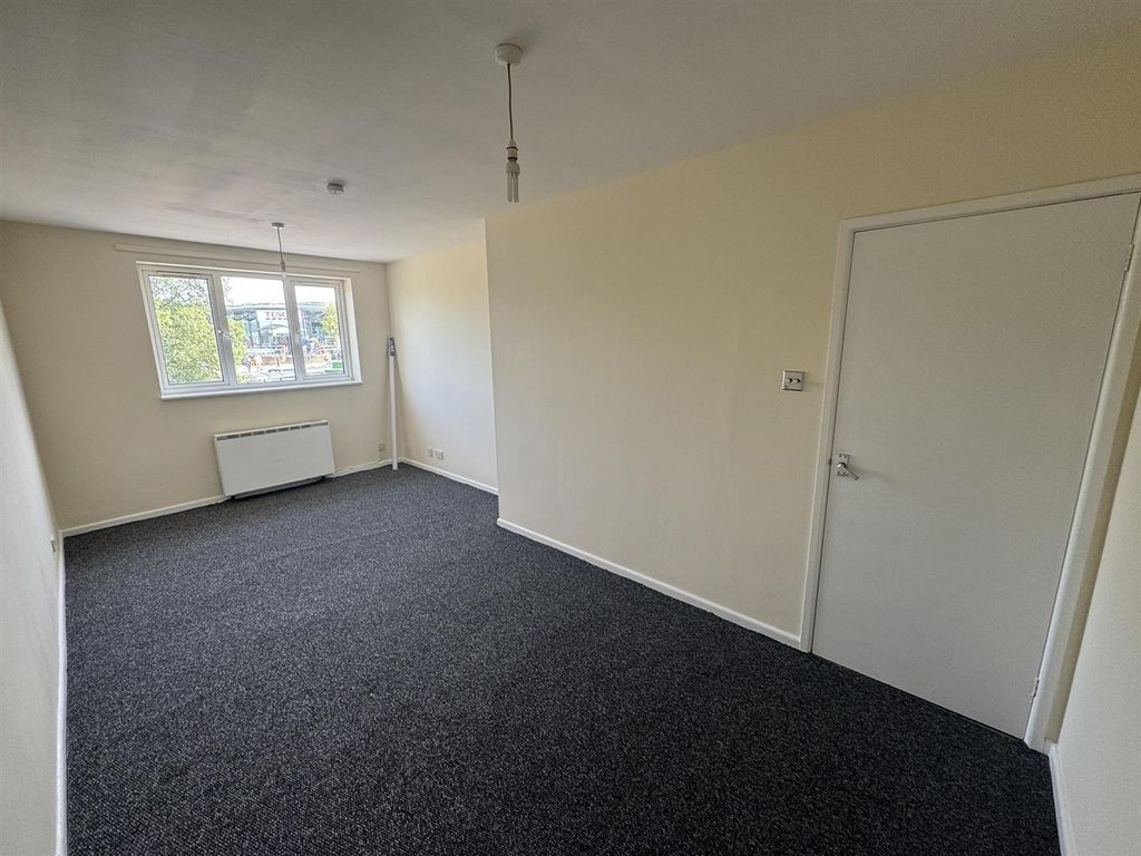Property photo 1 of 7 Living Room (1/2)