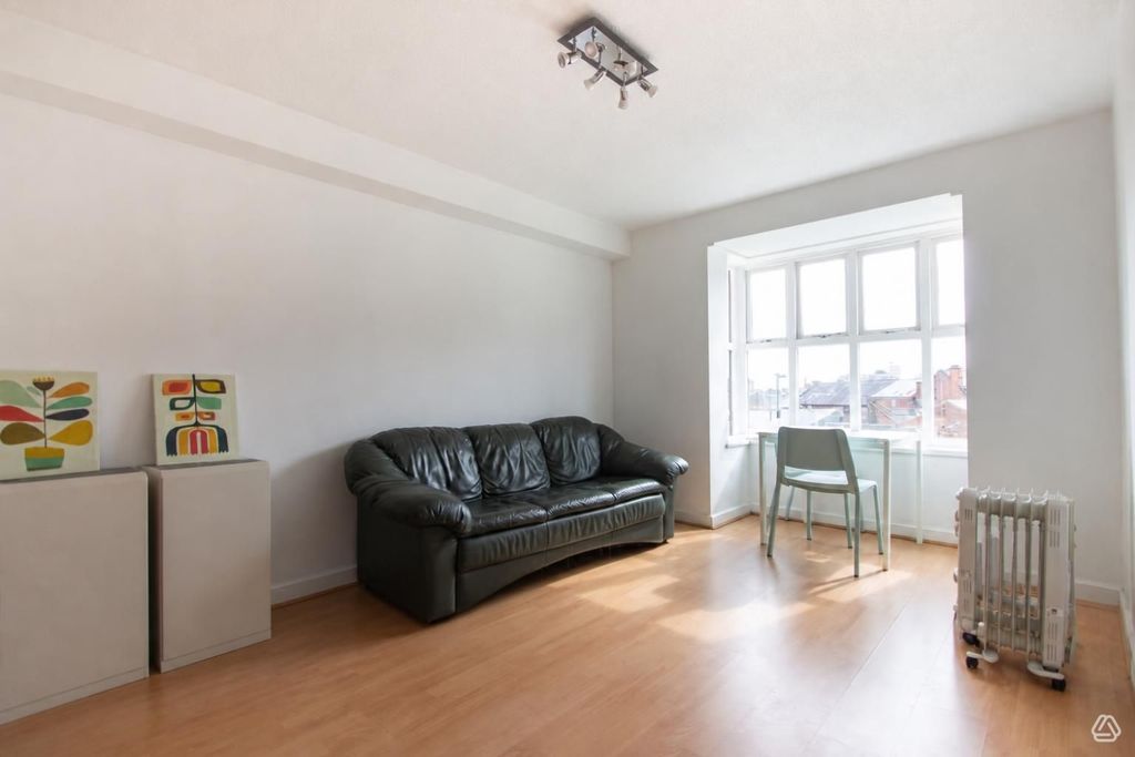 Property photo 1 of 9 Chaton Image (5)