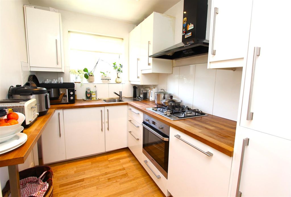 Property photo 2 of 7 Kitchen