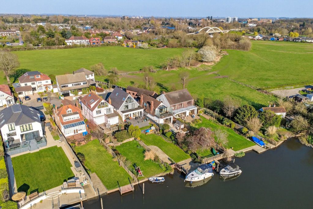 Property photo 1 of 38 Photo 16