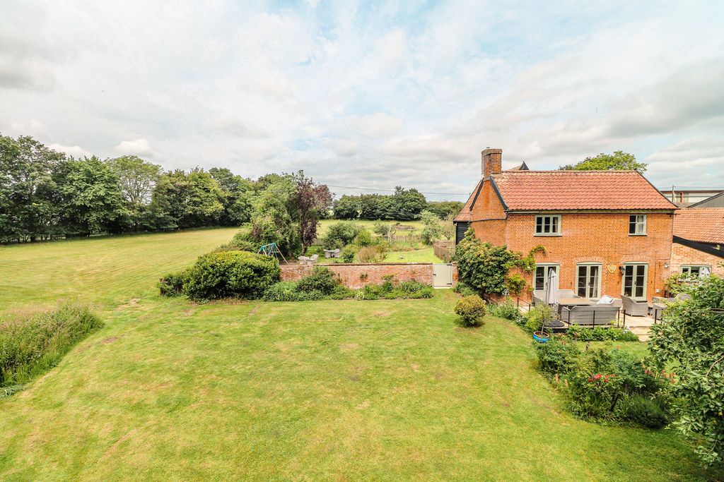 Property photo 2 of 34
