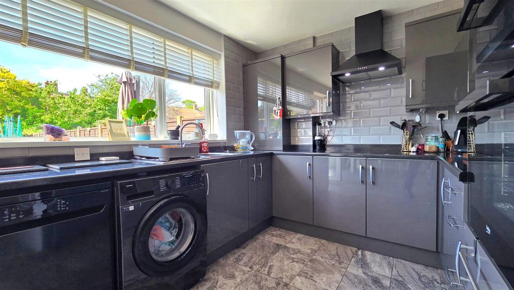 Property photo 3 of 12 Kitchen
