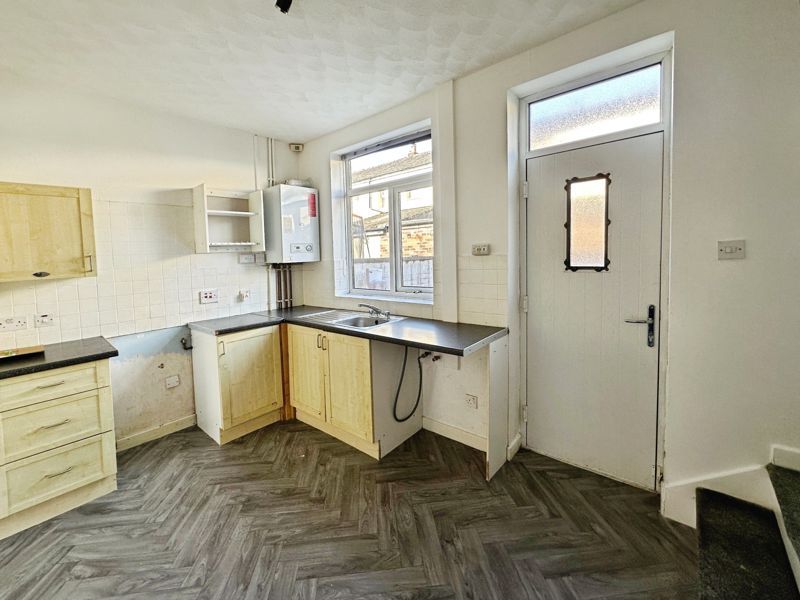 Property photo 3 of 8 Kitchen