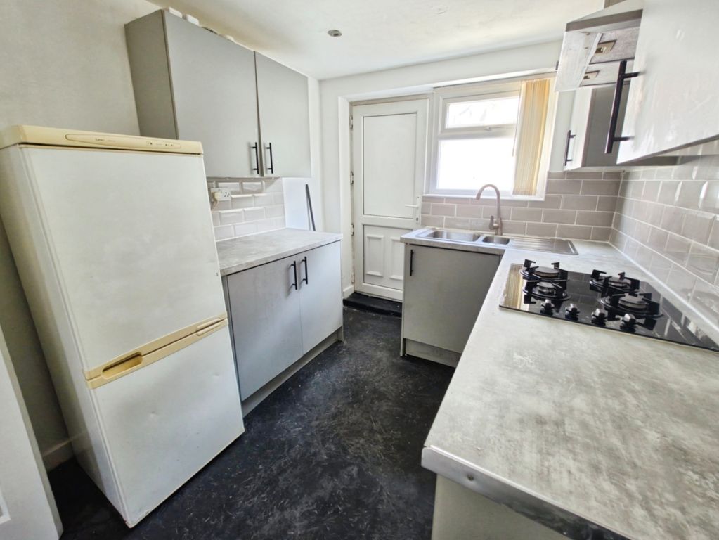 Property photo 3 of 8 Kitchen
