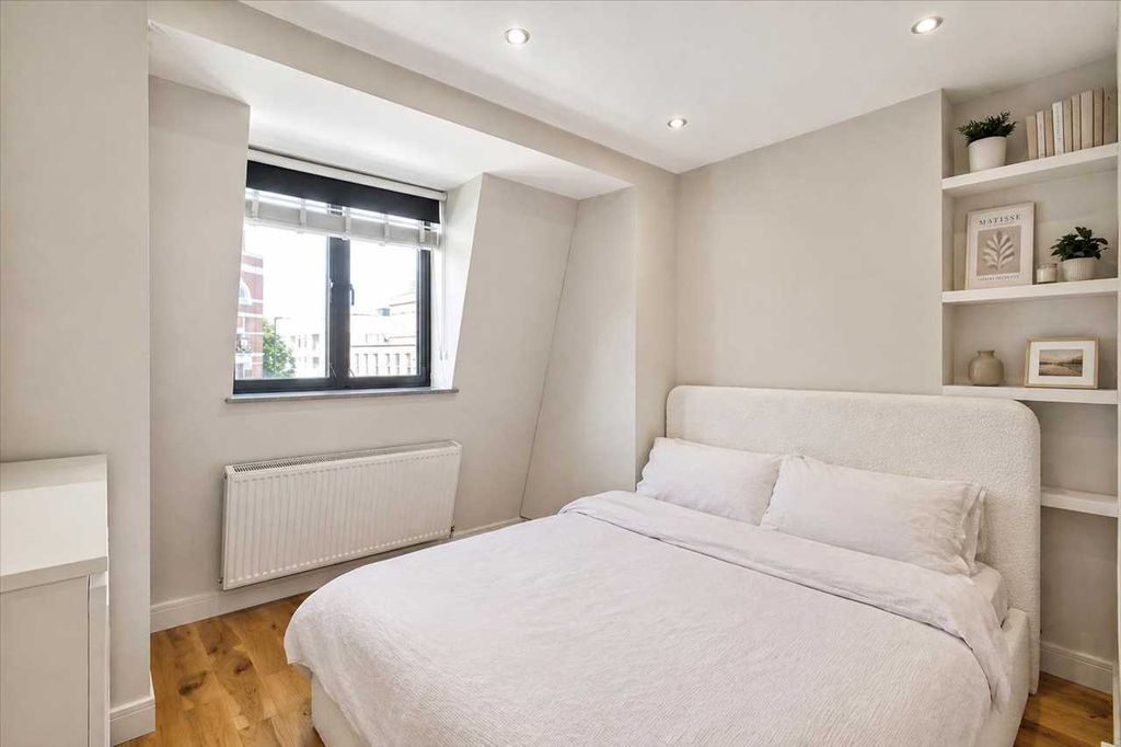 Property photo 2 of 7 Bedroom En Suite