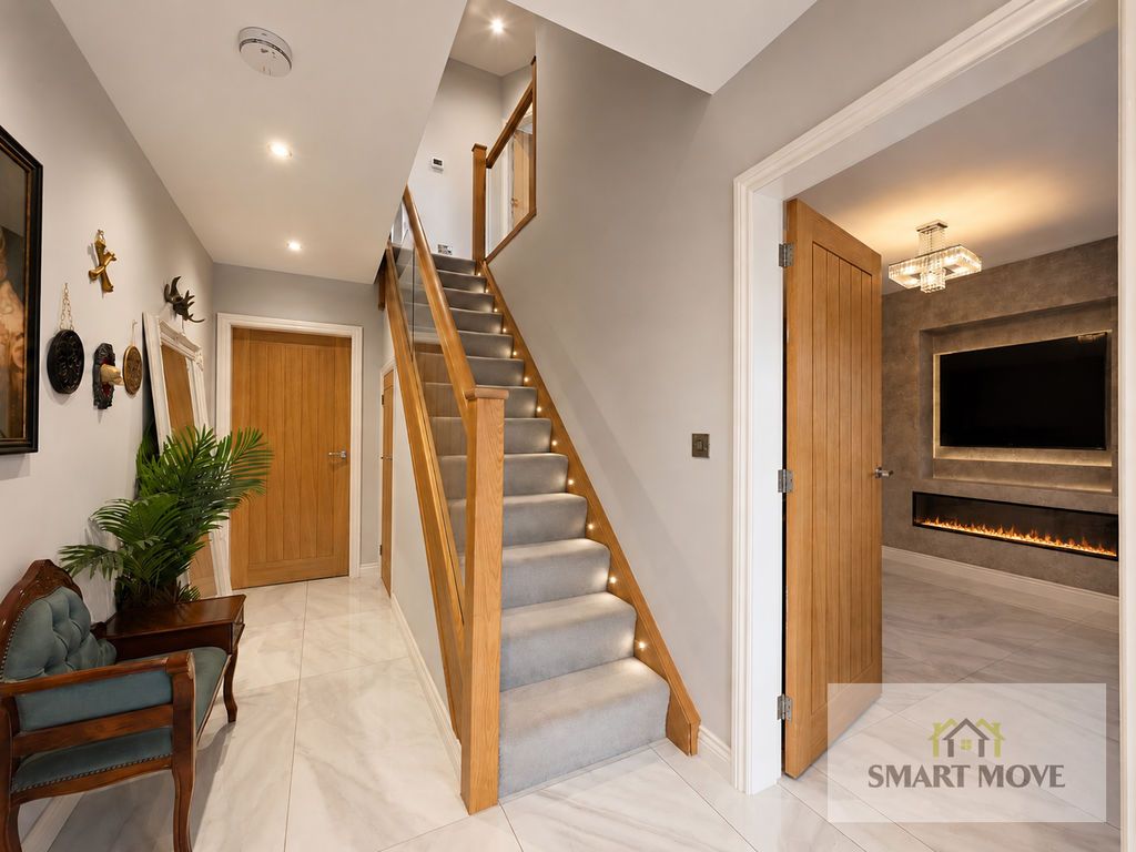 Property photo 3 of 22 Entrance Hall