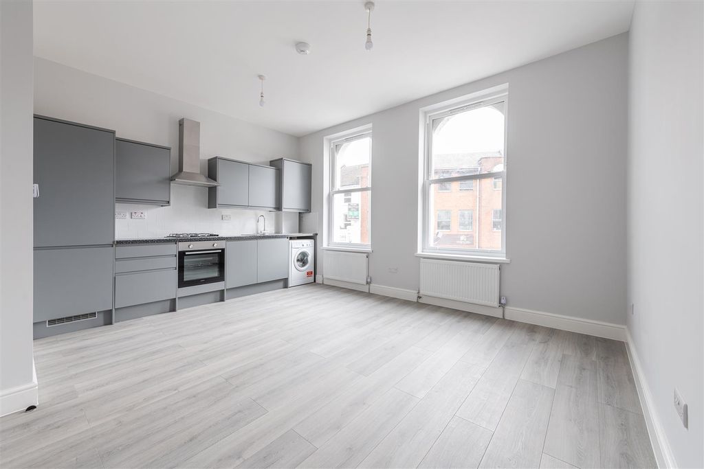 Property photo 2 of 9 Hoe Street, E17