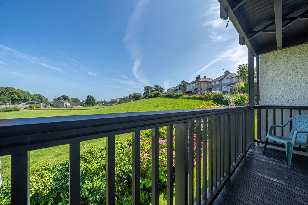 Property photo 2 of 27