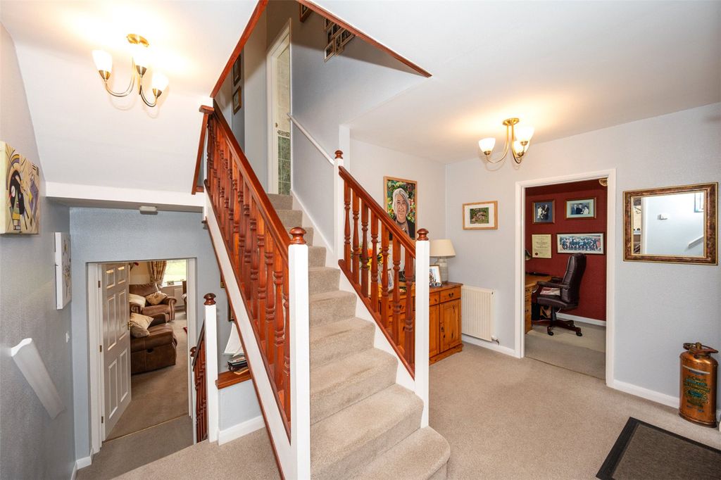 Property photo 2 of 34 Entrance Hall