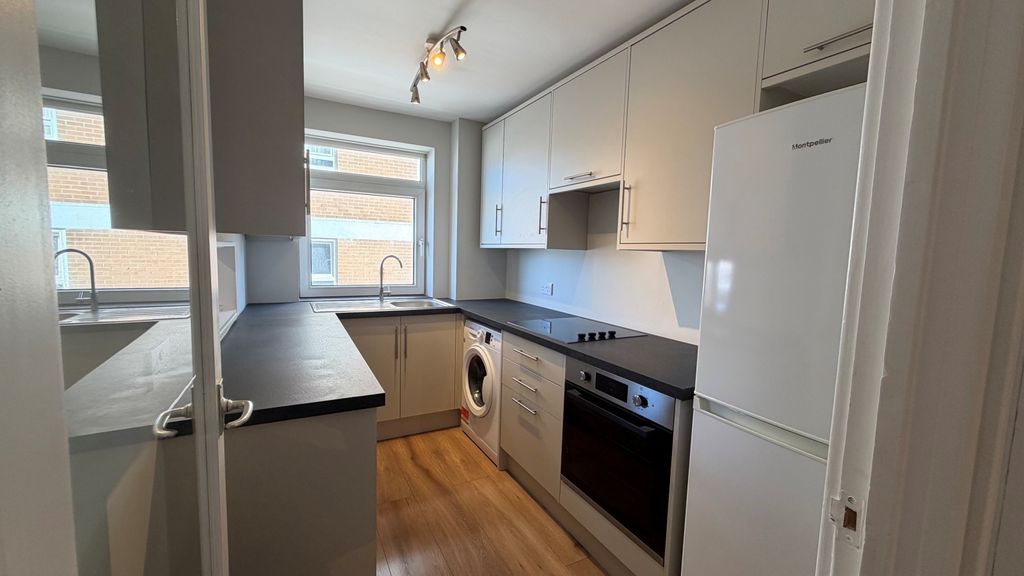 Property photo 1 of 14 1 Bed Flat To Rent St. Catherines Terrace, Hove Bn3